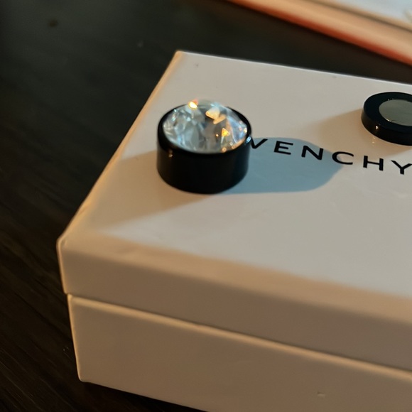 Available only for a week!! Givenchy magnetic crystal earring - Picture 5 of 5
